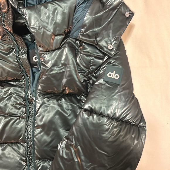 ALO Pearlized Pristine Puffer Jacket - Midnight Green (Sleeve Damage) Size M 💚 - Picture 4 of 9